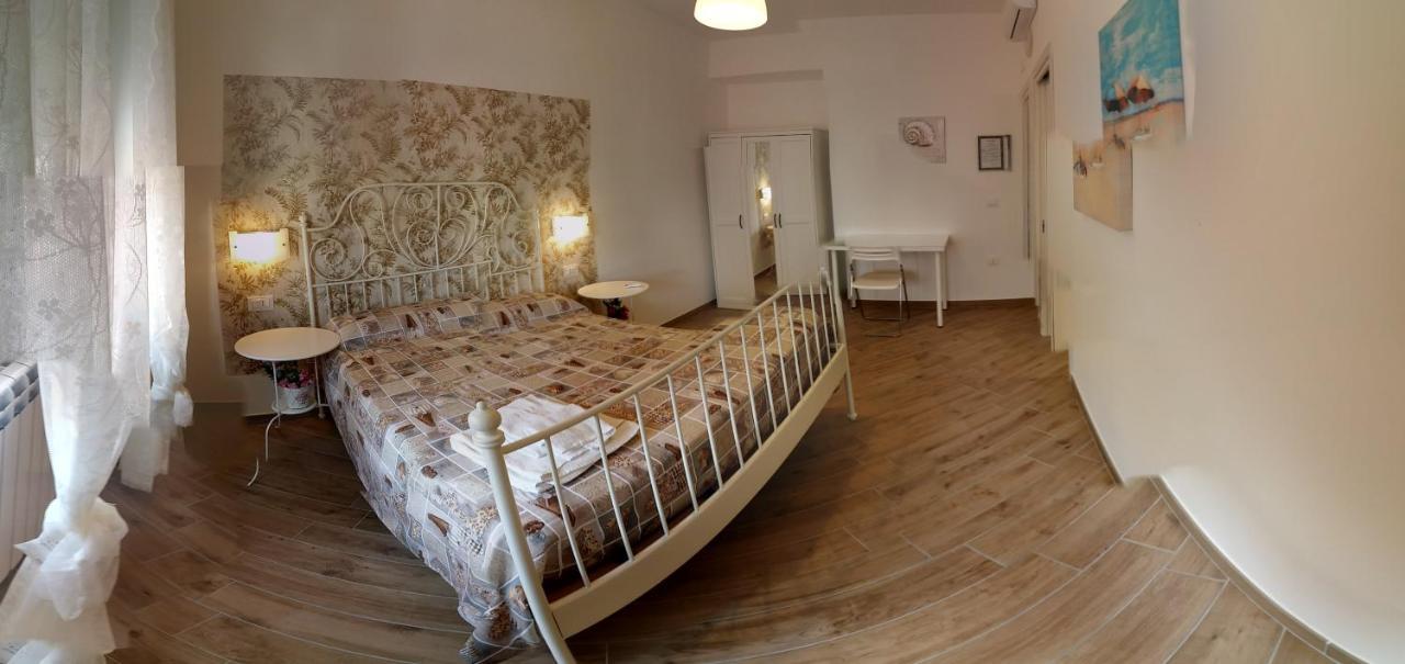 B & B Civico 6 Rooms Salerno Buitenkant foto